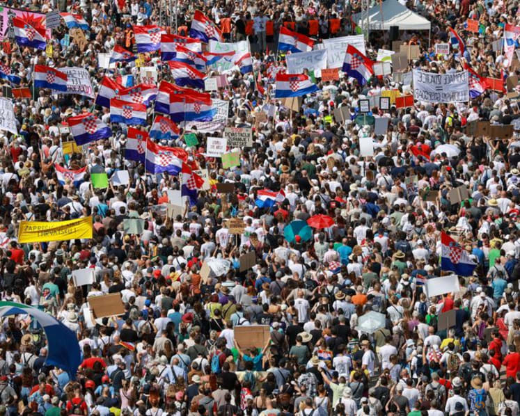 Tens of thousands rally in Zagreb over Croatia waste cleanup delays