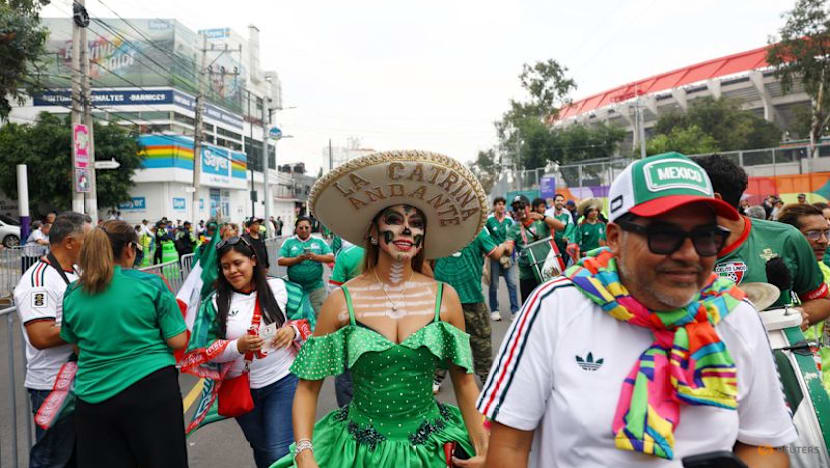 Politics aside, Mexico and Ecuador fans keep World Cup rivalry friendly
