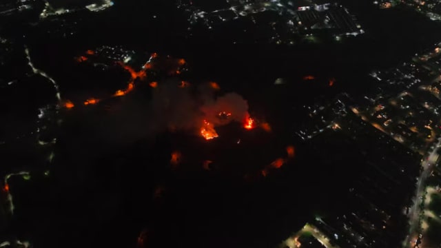 印尼军事弹药库失火事件 消防队九小时把大火扑灭