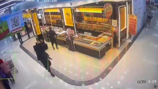 泰南哥乐商场武装劫案 十匪持重火力抢金店