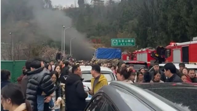 中国高速公路隧道货车自燃传巨响 民众惊慌弃车逃生