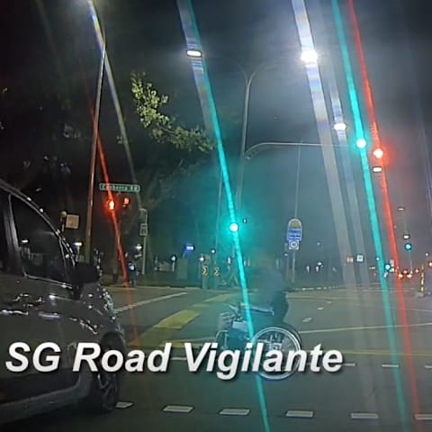 罔顾红灯过马路！PMA使用者差点被车撞