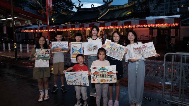 配合建国60周年 40位少年与儿童参加天福宫SG60现场写生比赛