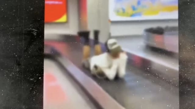 泰国女子爬上机场行李传送带睡觉引热议