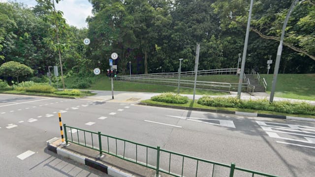 货车罗厘摩托车撞一块 四人送院货车司机助查