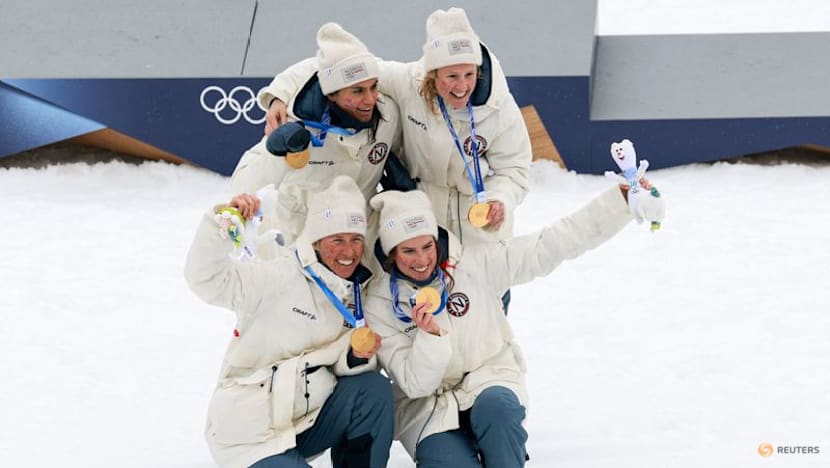Crosscountry-Norway win women's relay, Sweden fight back to take silver