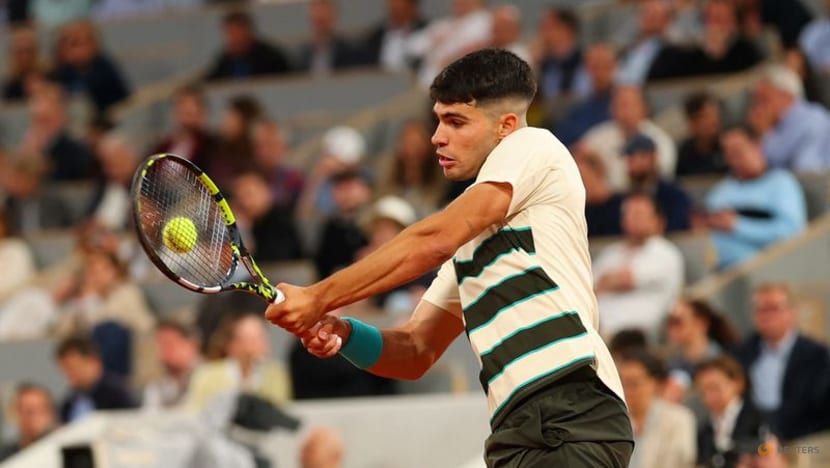 Alcaraz survives Marozsan scare to keep French Open defence on track