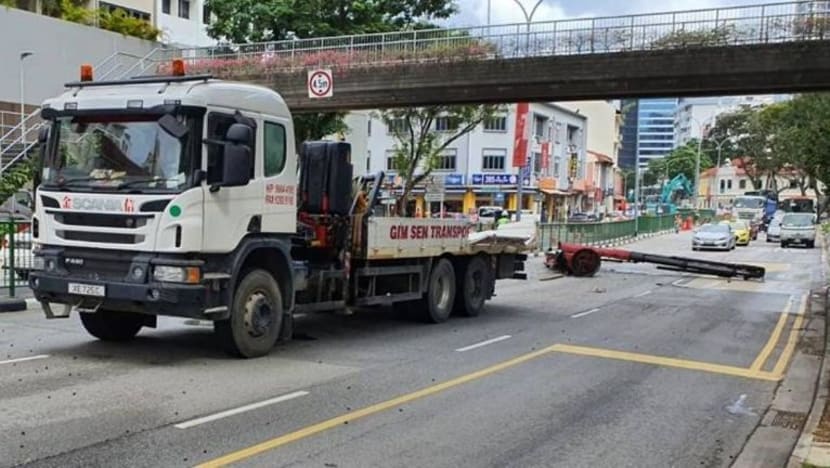 Pemandu lori ditahan selepas kren jatuh di Balestier Road
