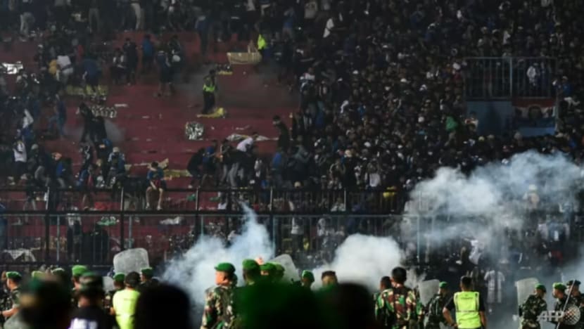 Mahkamah Indonesia tarik balik hukuman 2 pegawai polis berkait kematian rempuhan stadium Mahkamah Indonesia tarik balik hukuman 2 pegawai polis berkait kematian rempuhan stadium