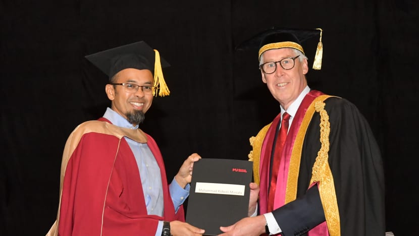 Muhammad Ridwan Mustafa genggam ijazah sarjana pada usia 46 tahun Muhammad Ridwan Mustafa genggam ijazah sarjana pada usia 46 tahun