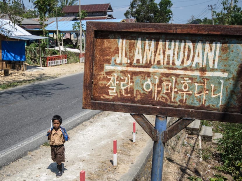 This picture taken on Oct 20, 2023, shows a street name signpost which includes the Korean Hangul script, used to document the language of the Cia-Cia ethnic group which has no written form, in Baubau on Buton island, Southeast Sulawesi. This picture taken on Oct 20, 2023, shows a street name signpost which includes the Korean Hangul script, used to document the language of the Cia-Cia ethnic group which has no written form, in Baubau on Buton island, Southeast Sulawesi.