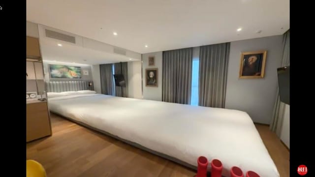 中国网民入住韩国酒店“超长”大床房 连翻四个跟头仍未到床头