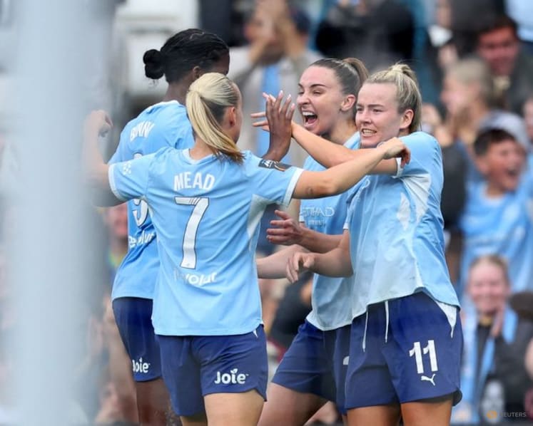 Manchester City beat hapless Arsenal 4-2 to stay top of WSL