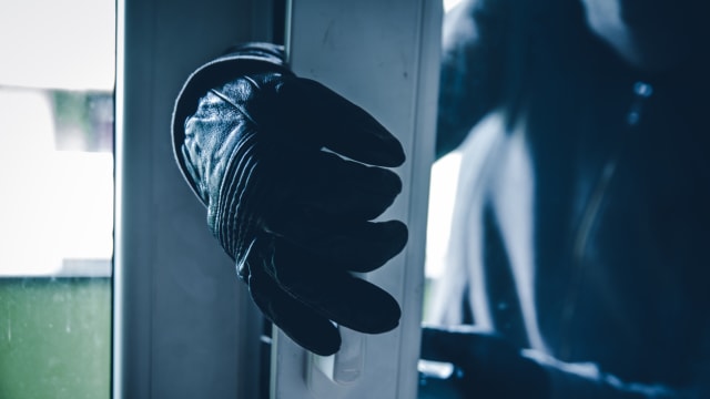 三名年轻男子涉破门行窃被捕