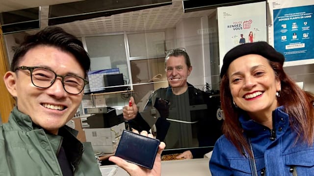 马炎庆旅游丢失钱包 法国好心女子捡起认出后归还