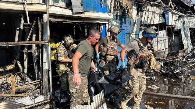 俄罗斯袭击乌东市集 造成16人死亡28人受伤
