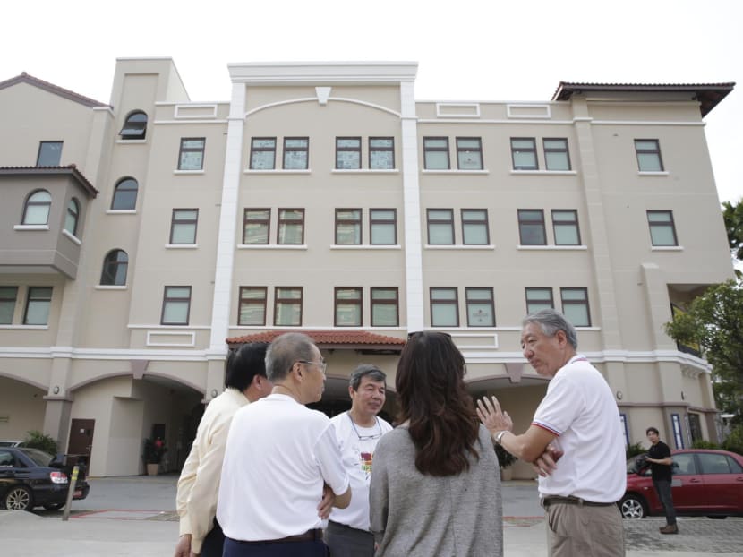 Deputy Prime Minister Teo Chee Hean speaks with members of the public outside the newly-upgraded Pasir Ris Elias Community Club. Photo: Wee Teck Hian