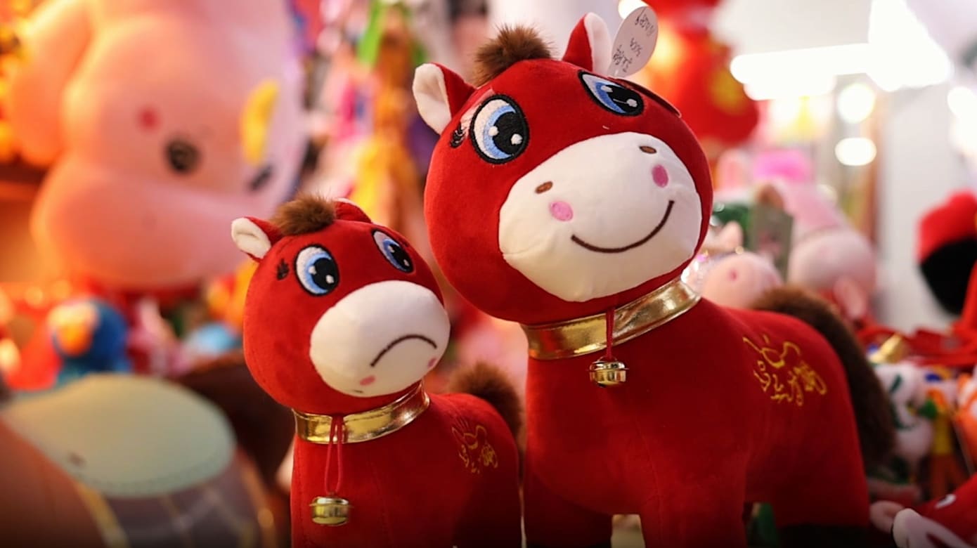 缝反嘴巴变爆款！小马公仔“哭哭马”逆袭走红，马“倒”成功了