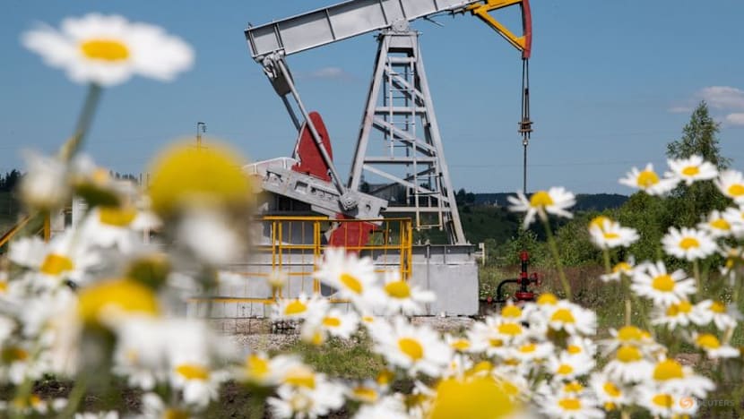 Oil steadies as investors await peace talk direction