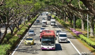 சாலையில் பற்றி எரிந்த கார்..பேருந்தை நிறுத்திவிட்டு அணைக்க உதவிய SBS Transit ஓட்டுநர்கள்