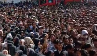 2,000 jobs at a fair, 25,000 jobseekers: Indonesia's unemployment problem | Video