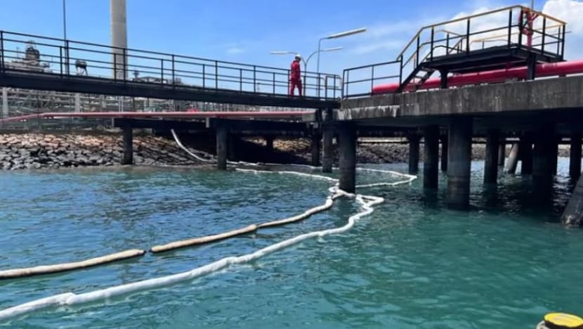 Shell tutup loji penapis minyak di Pulau Bukom selepas disyaki berlaku kebocoran