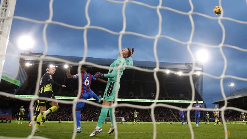 Man City drop points at Palace, error-strewn Man United lose to Forest