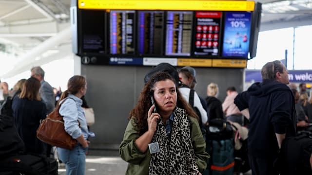英国空管系统故障 多达1000趟航班取消
