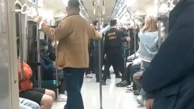 台女大年初二捷运车厢烧纸 吓坏乘客