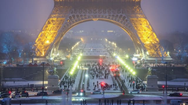 法国和英国遭大雪侵袭 空陆交通受阻多地停课