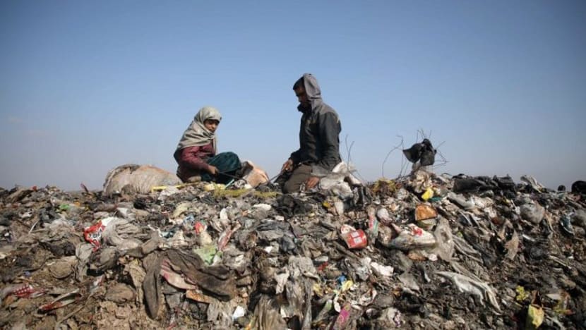 Pelarian kanak-kanak Syria kutip sampah untuk beli roti Pelarian kanak-kanak Syria kutip sampah untuk beli roti