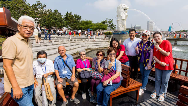 400多名年长者及家人在义工陪同下畅游新加坡河
