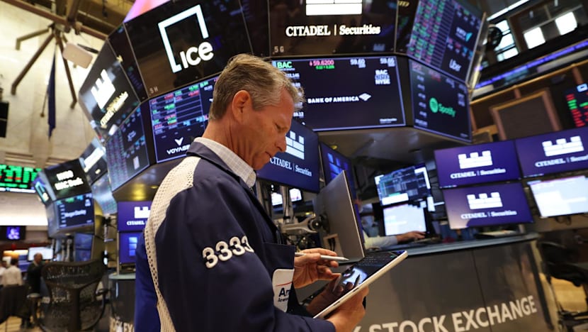 Stocks drop on tech sell-off, oil yo-yos on Mideast