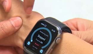 தேசியப் பல்கலைக்கழக  மருத்துவமனையில் தாதியருக்கு உதவ  smartwatch