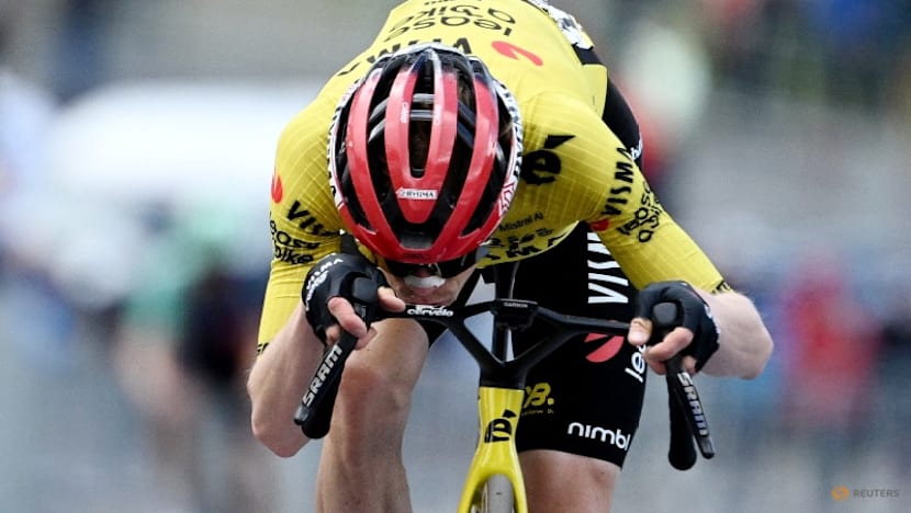 Vingegaard makes his move, conquers Blockhaus to win Giro stage seven