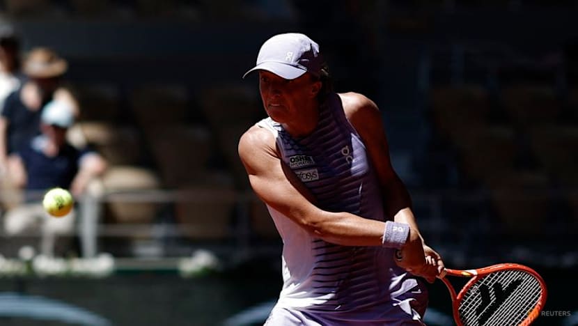 Erratic Swiatek reaches French Open round three