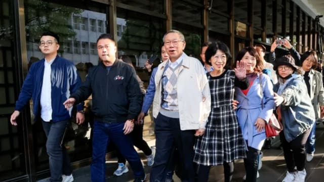 柯文哲已交保获释 在家人陪同下离开法院 
