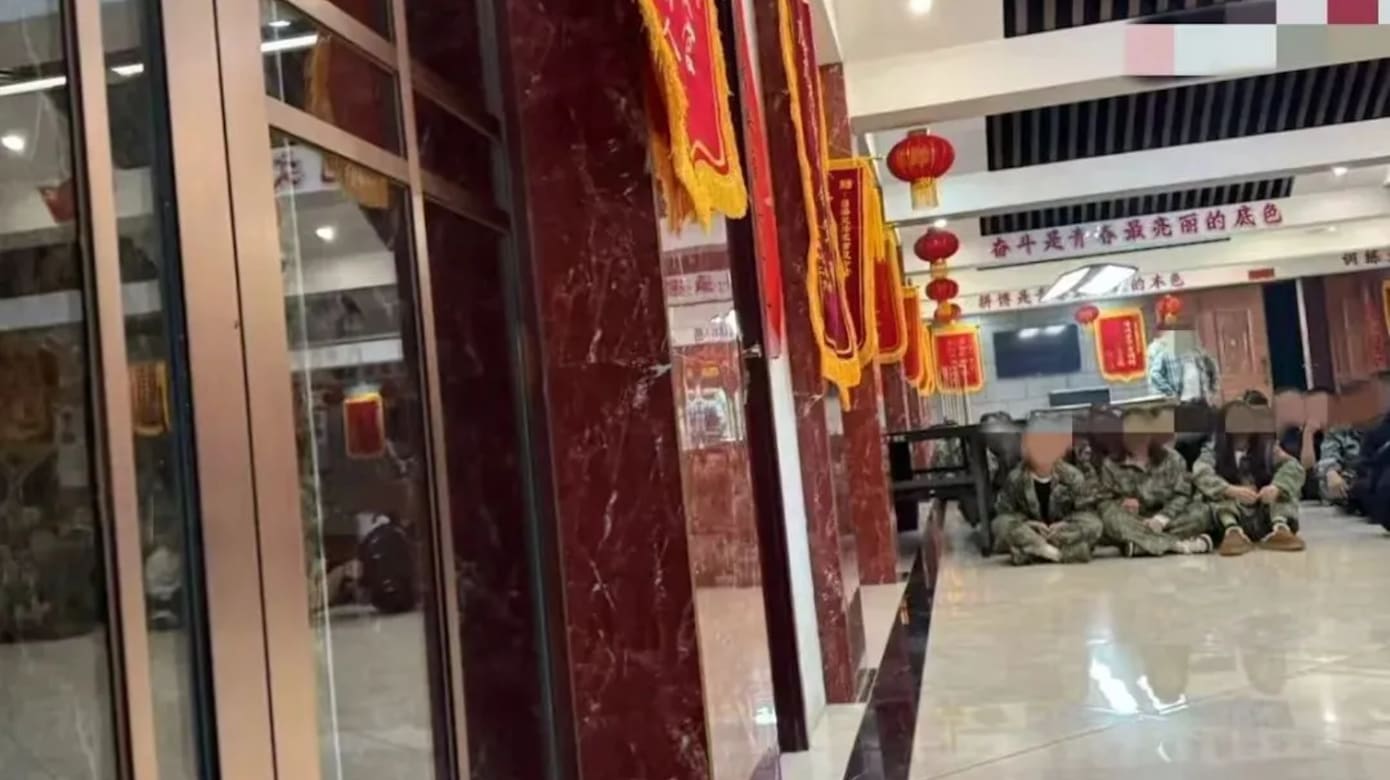 中国成年人被强送特训学校引热议 父母花钱“定制矫治”