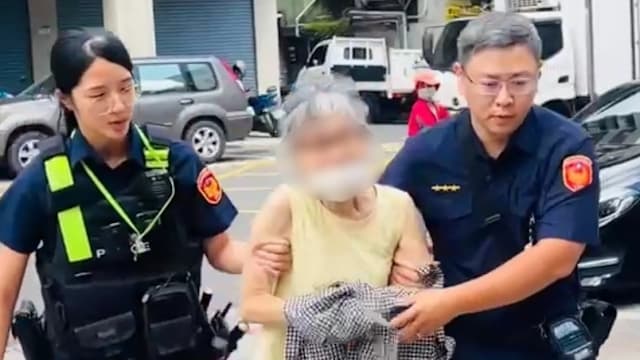 台北捷运冲突中白发妇竟是通缉犯 被捕后笑喊“尽量拍！”