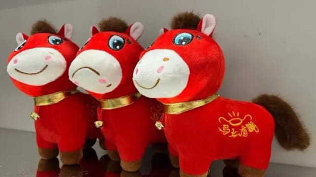 因错得福！嘴巴缝反的马年公仔“哭哭马”意外爆红热销