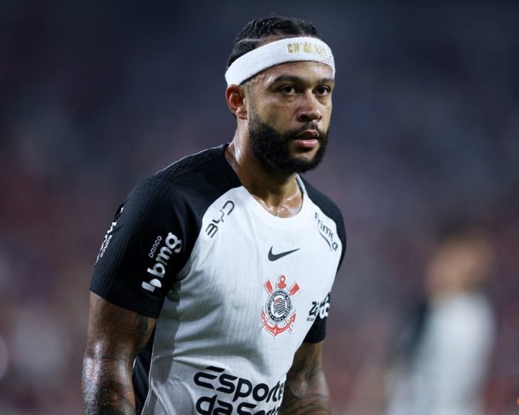 Depay says Corinthians breached agreement after opting not to extend his contract