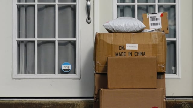 特朗普签署行政命令 将对华小额包裹关税降至54%