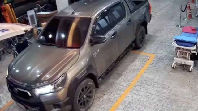 女儿跪求司机让路未果 救护车被挡泰国老翁车内亡