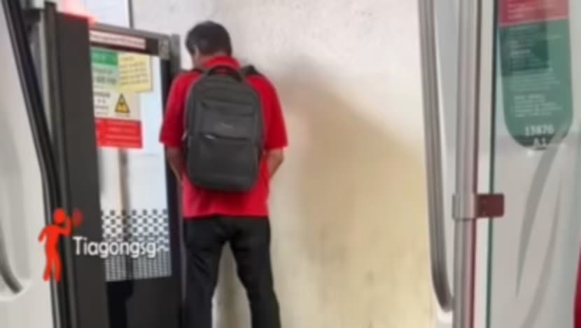 Polis siasat insiden lelaki buang air kecil di stesen MRT Tanah Merah Polis siasat insiden lelaki buang air kecil di stesen MRT Tanah Merah