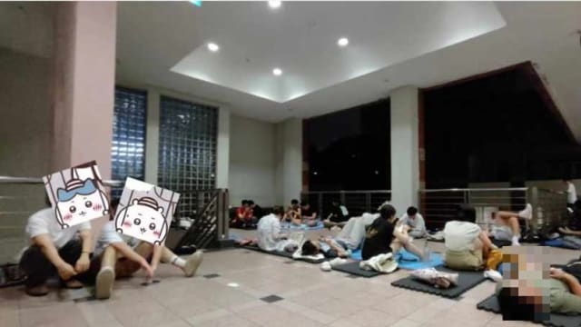 为办理学生准证 国大留学生半夜打地铺排队