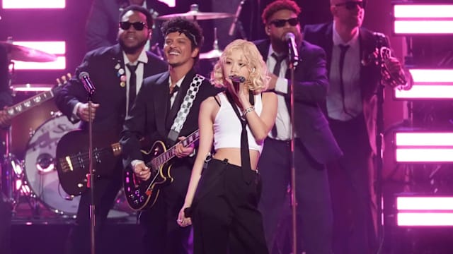 Rosé亲了Bruno Mars！两人合体演唱“APT.”为葛莱美颁奖典礼火辣开场