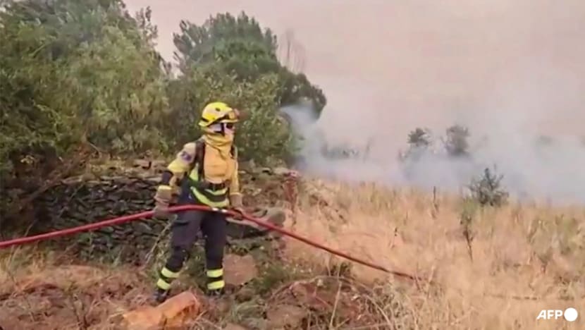 Hundreds battle new mega-wildfire in Spain