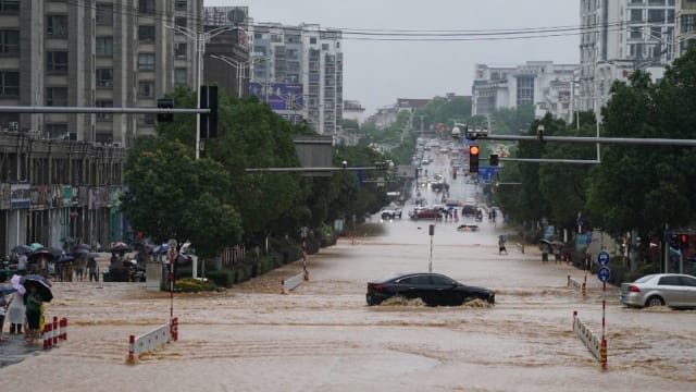 中国安徽持续受强降雨影响 逾17万人紧急转移安置