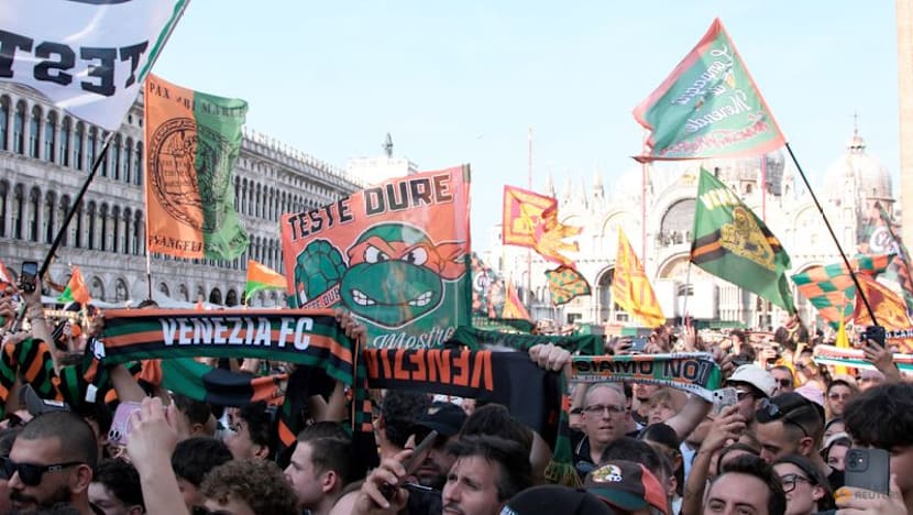 Celebrations in the canals as Venezia set sail for Serie A