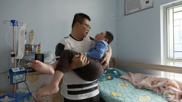 能看见瘫儿踢踢腿就很高兴 港父辞工顾孩子无钱医自己